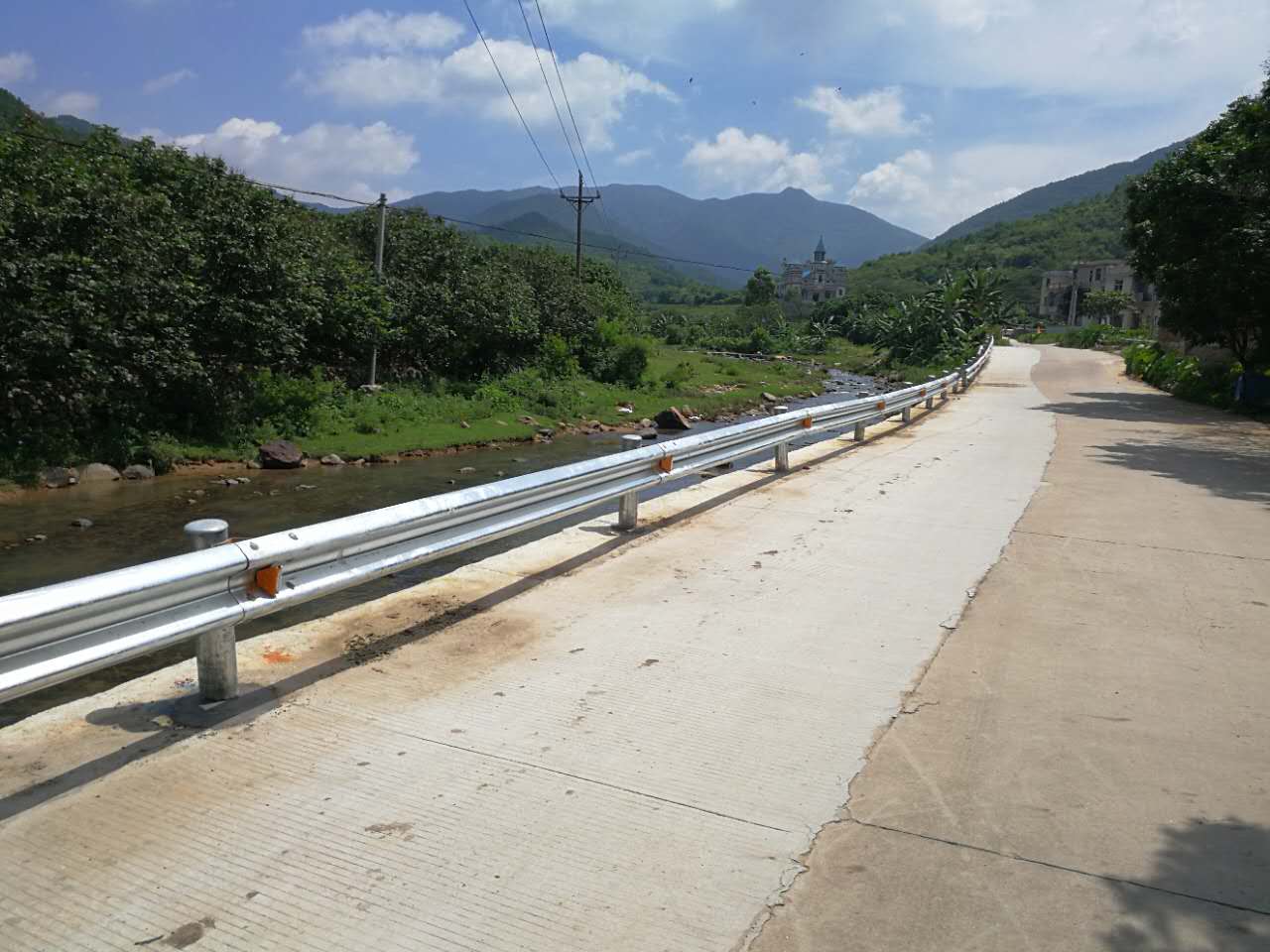 道路波形護(hù)欄防撞價(jià)格一般多少比較合適？